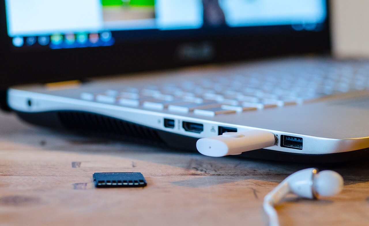 USB-Anschlüsse eines Laptops